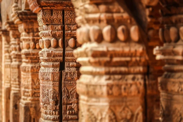 Grandes columnas de madera en un templo Imagen De Stock