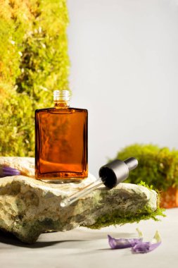 Kehribar şişe maketli taş podyum.