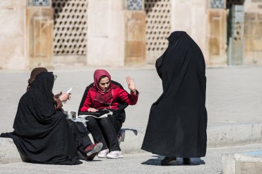 Sokakta geleneksel çarşaf Müslüman kadınla