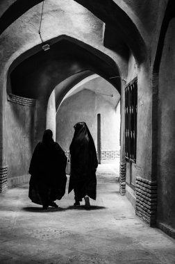 Sokakta geleneksel çarşaf Müslüman kadınla