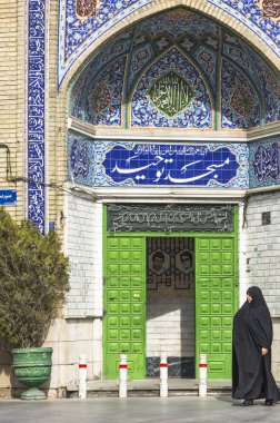 Sokakta geleneksel çarşaf Müslüman kadınla