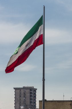 Rüzgarda sallayarak Iran bayrağı