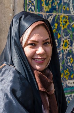 Sokakta geleneksel çarşaf Müslüman kadınla