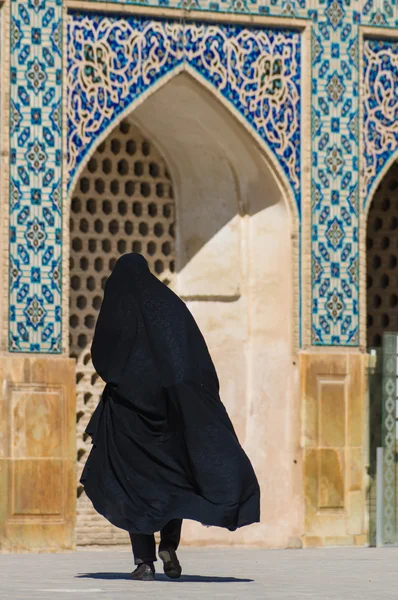 Мусульманка с традиционной чадрой на улице — стоковое фото