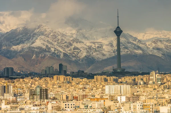 Línea del horizonte de Teherán de la ciudad — Foto de Stock