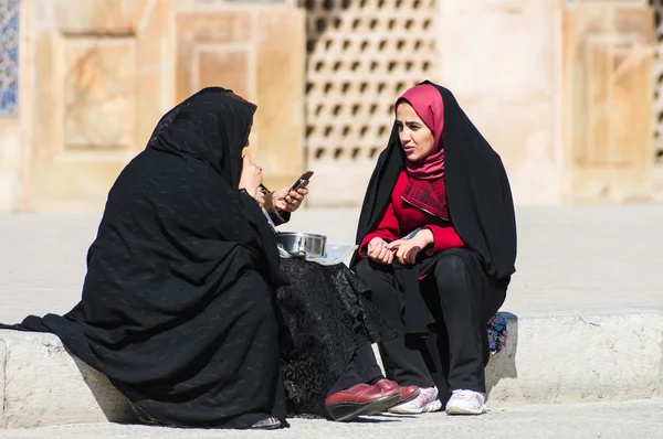 Muslimsk kvinna med traditionella chador på gatan Stockbild