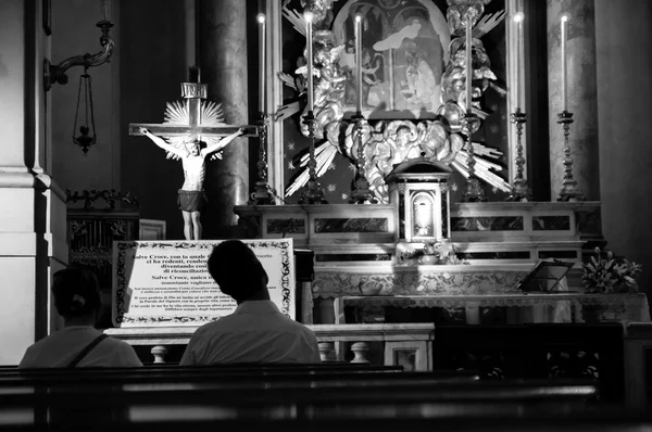 Oração em uma igreja cristã, Florença — Fotografia de Stock