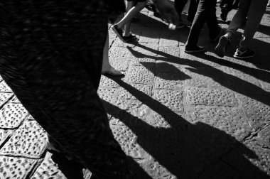 Floransa, İtalya kaldırım taşı kaldırım kadar yürüyen turist