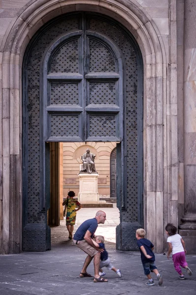 Dörr på staty i Lucca — Stockfoto