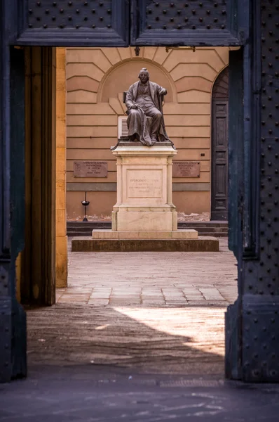 Дверь на статуе в Лукке — стоковое фото