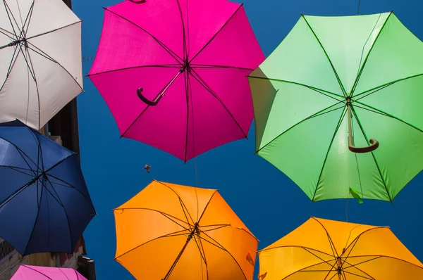 Strada decorata con ombrelloni colorati. Arles, Provenza. Francia — Foto Stock