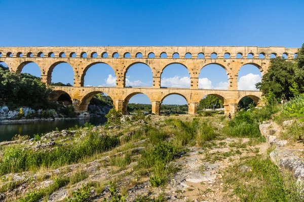 ポン ・ デュ ・ ガール、プロヴァンス、フランスの古代ローマの橋 — ストック写真