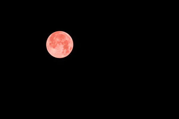 Lua cheia vermelha na cor vermelha também chamada de lua de sangue — Fotografia de Stock