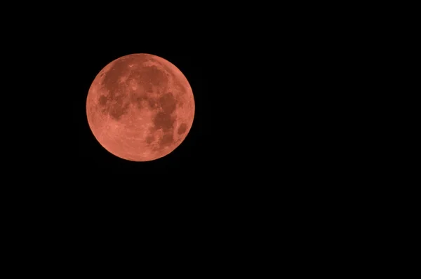 Luna llena roja en color rojo también llamada luna de sangre — Foto de Stock