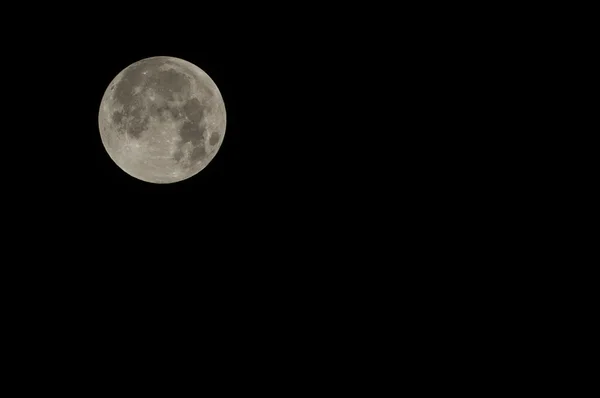 皆既日食の前に満月 — ストック写真