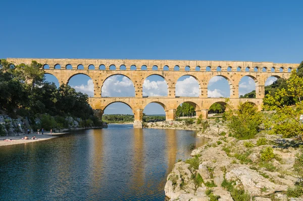 ポン ・ デュ ・ ガール、プロヴァンス、フランスの古代ローマの橋 — ストック写真