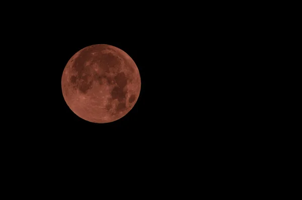 Luna piena rossa di colore rosso chiamata anche luna di sangue — Foto Stock