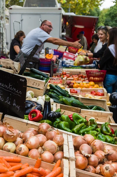 Säljer grönsaker på torget i Provence, Frankrike. Stockfoto