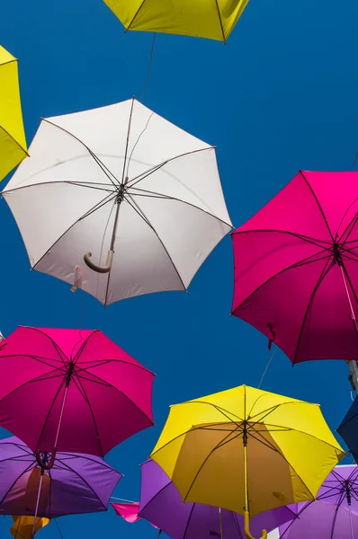 Strada decorata con ombrelloni colorati. Arles, Provenza. Francia — Foto Stock