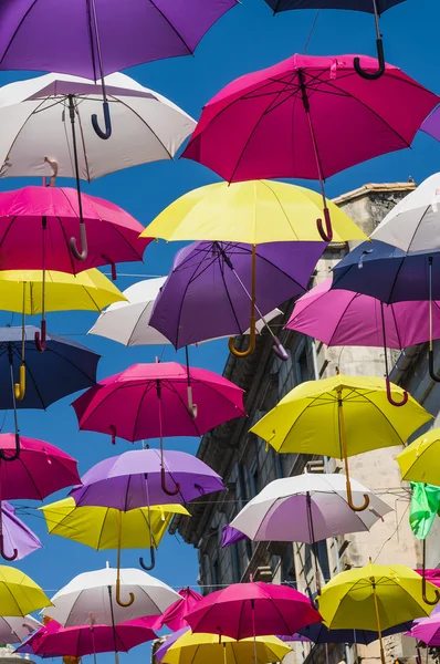 Gatan dekorerad med färgade paraplyer. Arles, Provence. Frankrike Royaltyfria Stockbilder