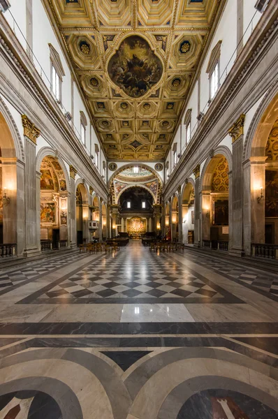 Intérieur de l'église à Assise, Italie — Photo