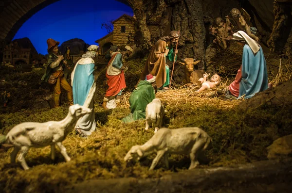 Vánoční jesličky scénu s figurkami včetně Ježíš, Marie, Jos — Stock fotografie