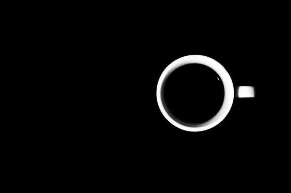 Tasse Kaffee auf schwarzem Hintergrund — Stockfoto