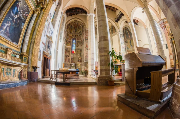 Intérieur de l'église à Assise, Italie — Photo
