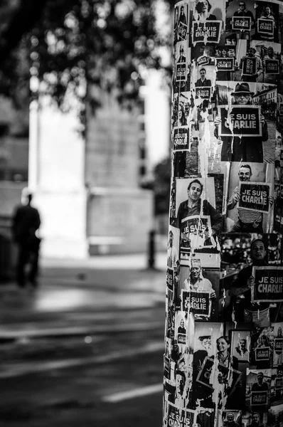 Je suis Charlie affisch på en lyktstolpe — Stockfoto