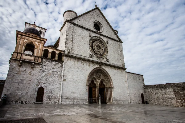 Basilica di San Francesco d'Assisi con Piazza Inferiore ad Assisi, I — Foto Stock