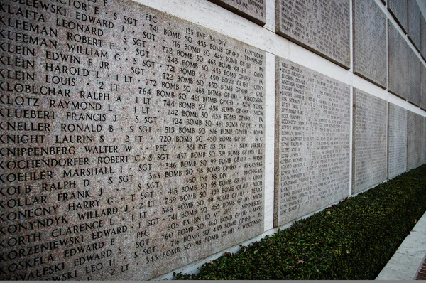 Nomi delle vittime della seconda guerra mondiale su un muro di tributo a Floren — Foto Stock