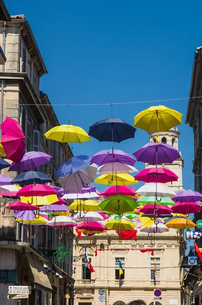 Calle decorada con sombrillas de colores. Arles, Provenza. Francia —  Fotos de Stock