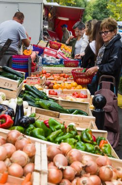 Provence, Fransa pazar yerinde üzerinde sebze satan.
