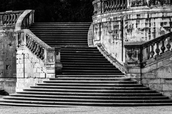 Jardin de la fontaine treppe in nime — Stockfoto