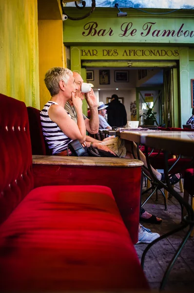 Una coppia di anziani nel Van Gogh cafè in Provenza, Francia — Foto Stock