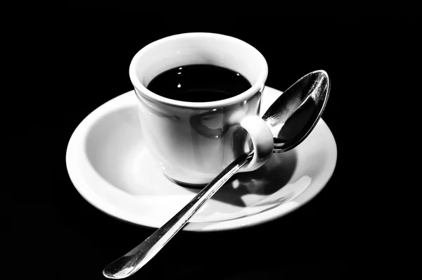 Tasse Kaffee auf schwarzem Hintergrund — Stockfoto