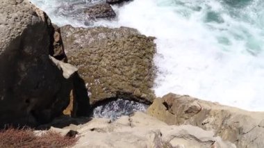 Okyanus sesi ve dalgalar kayalara çarpıyor.