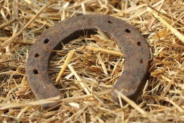 Paslı nal saman arka plan - bir ülke tarzı rustik sahne üzerinde. Eski demir at nalı - iyi şanslar sembolü ve refah içinde bir köy evinin Batı kültüründe maskotu.