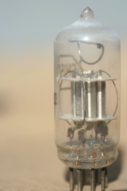 Radyo lambası amplifikatörü. Elektronik vakum tüpü.