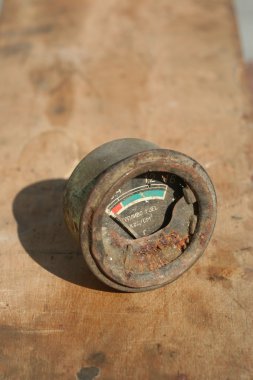 Yakıt göstergesi yakın kadar kahverengi zemin üzerinde