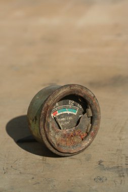 Yakıt göstergesi yakın kadar kahverengi zemin üzerinde