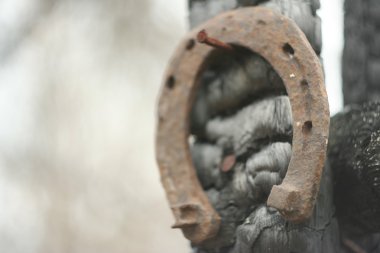 Paslı nal yanık ahşap kutup - ülke tarzı rustik sahne. Eski Demir at nalı - iyi şanslar sembolü ve refah içinde bir köy evinin Batı kültüründe maskotu.