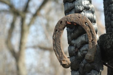 Paslı nal yanık ahşap kutup - ülke tarzı rustik sahne. Eski Demir at nalı - iyi şanslar sembolü ve refah içinde bir köy evinin Batı kültüründe maskotu.