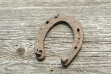 Paslı nal ahşap arka plan - bir ülke tarzı rustik sahne üzerinde. Eski Demir at nalı - iyi şanslar sembolü ve refah içinde bir köy evinin Batı kültüründe maskotu.