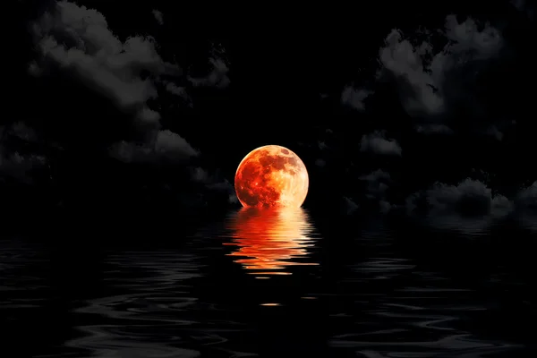 Pleine lune rouge foncé dans le nuage avec reflet de l'eau gros plan montrant les détails de la lune — Photo