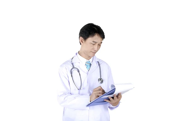 Asiático médico masculino com estetoscópio escrevendo em um prontuário médico c — Fotografia de Stock