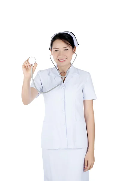 Souriant asiatique femelle infirmière tenant stéthoscope isolé sur fond blanc — Photo