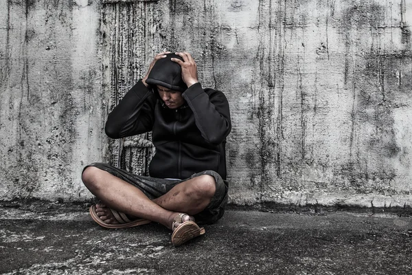 Передозировка азиат мужчина наркоман с проблемами, мужчина в капюшоне с руками на голове — стоковое фото