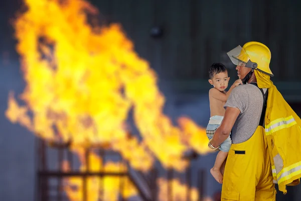 Pompier, pompier a sauvé l'enfant de l'incendie — Photo