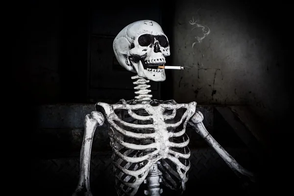 Nature morte Fumer squelette humain avec la cigarette, les gens fument la cigarette ressemblent à essayer de se suicider, Dans la journée "Journée mondiale sans tabac" s'il vous plaît arrêter ou arrêter de fumer pour une bonne santé . — Photo